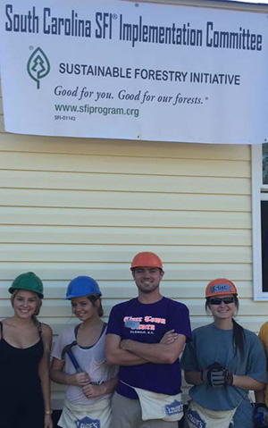 Students used materials certified to SFI on the
Habitat for Humanity home.